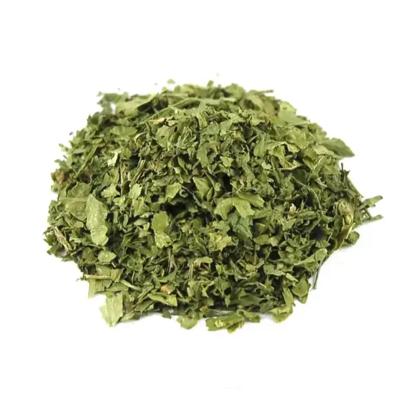 Hojas y tallo de apio deshidratado en escamas